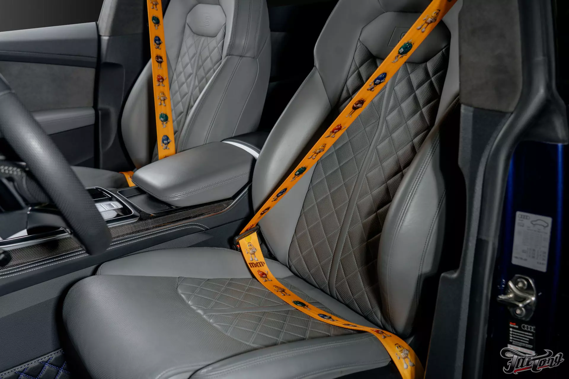 Audi Q8. Оклейка зон риска полиуретаном. Окрас дисков и суппортов с нанесением лого. Цветные ремни безопасности. Детейлинг
